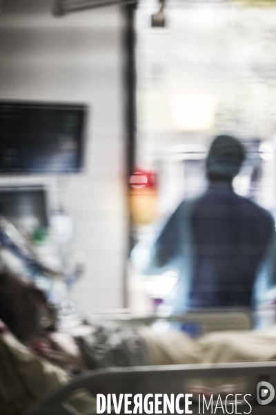 Service de réanimation à l hopital Saint-Louis.