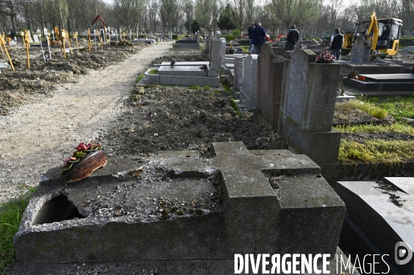 Cimetière. Division en reprise. Concessions venant à expiration. Cemetery. Division in recovery. Concessions expiring.