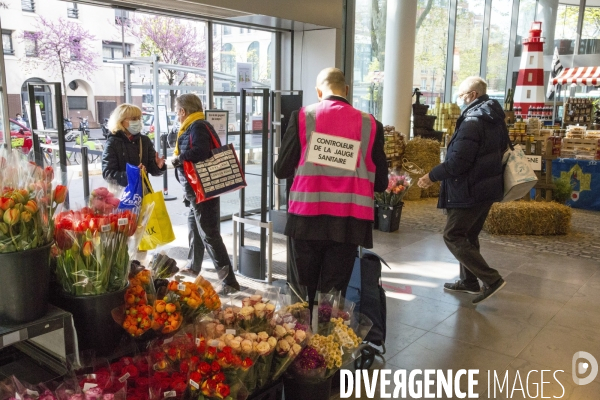 Controleur de la jauge sanitaire au monoprix beaugrenelle