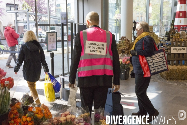 Controleur de la jauge sanitaire au monoprix beaugrenelle