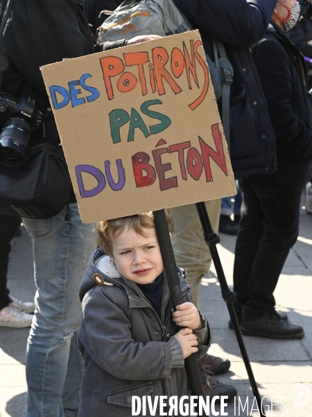 Marche contre le projet de détruire les jardins partagés d Aubervilliers afin d y construire un SPA et SOLARIUM.