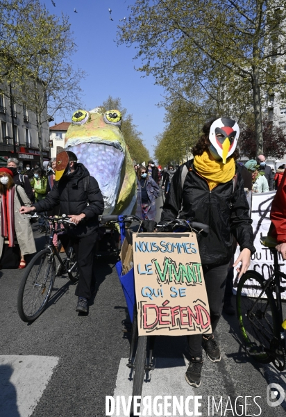 Marche contre le projet de détruire les jardins partagés d Aubervilliers afin d y construire un SPA et SOLARIUM.