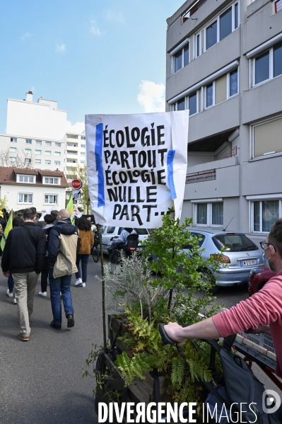 Marche contre le projet de détruire les jardins partagés d Aubervilliers afin d y construire un SPA et SOLARIUM.