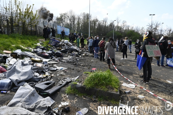 Marche contre le projet de détruire les jardins partagés d Aubervilliers afin d y construire un SPA et SOLARIUM.