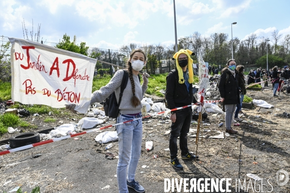 Marche contre le projet de détruire les jardins partagés d Aubervilliers afin d y construire un SPA et SOLARIUM.