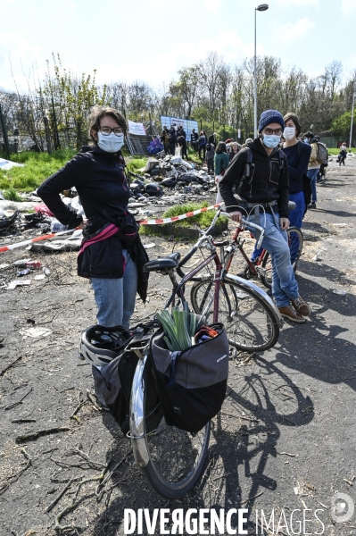 Marche contre le projet de détruire les jardins partagés d Aubervilliers afin d y construire un SPA et SOLARIUM.