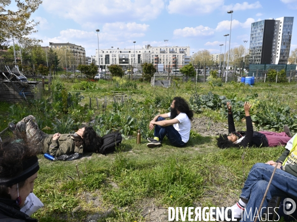 Marche contre le projet de détruire les jardins partagés d Aubervilliers afin d y construire un SPA et SOLARIUM.