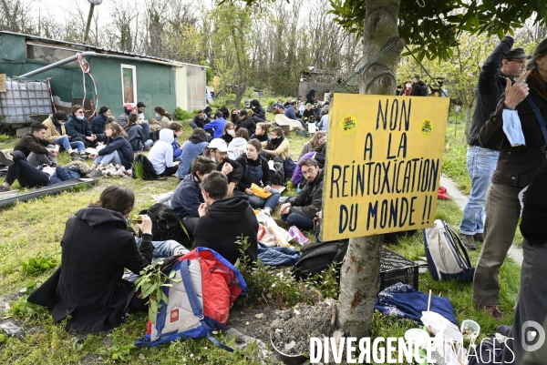 Marche contre le projet de détruire les jardins partagés d Aubervilliers afin d y construire un SPA et SOLARIUM.