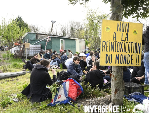 Marche contre le projet de détruire les jardins partagés d Aubervilliers afin d y construire un SPA et SOLARIUM.