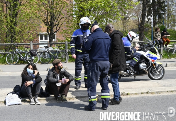 Marche contre le projet de détruire les jardins partagés d Aubervilliers afin d y construire un SPA et SOLARIUM.