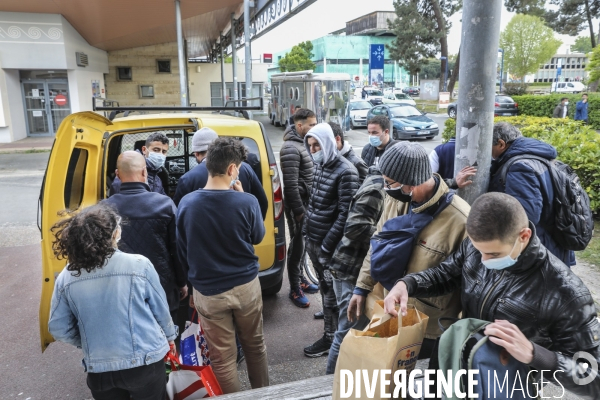 L association des étudiants Algériens de Bordeaux effectue une distribution alimentaire pour les étudiants