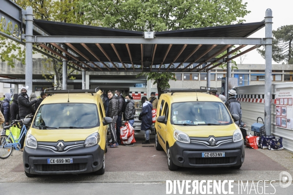 L association des étudiants Algériens de Bordeaux effectue une distribution alimentaire pour les étudiants