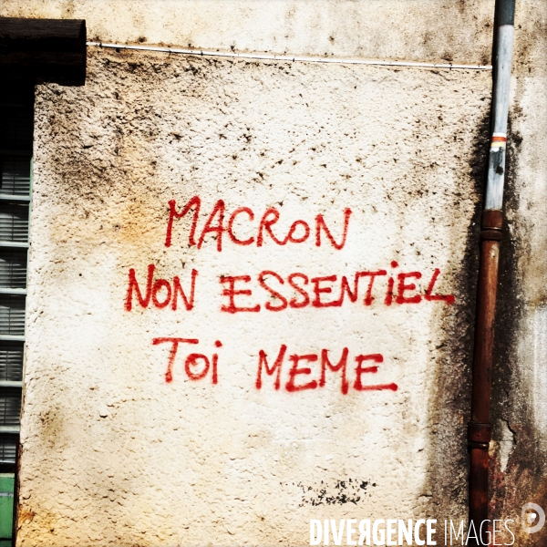 Macron non essentiel toi même