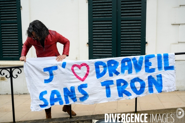 Manifestation pour la révocation de Georges Tron et conseil municipal.