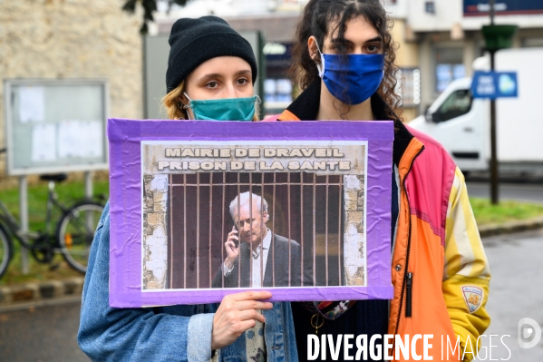 Manifestation pour la révocation de Georges Tron et conseil municipal.