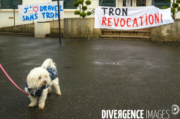 Manifestation pour la révocation de Georges Tron et conseil municipal.