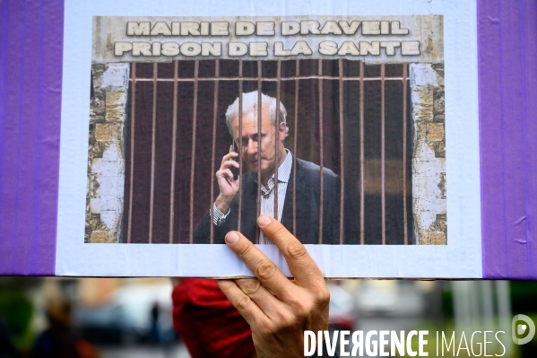 Manifestation pour la révocation de Georges Tron et conseil municipal.