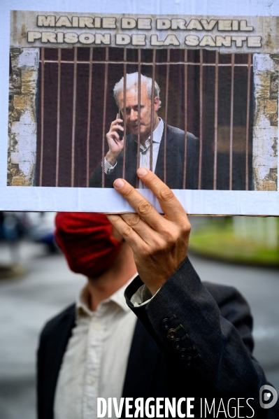 Manifestation pour la révocation de Georges Tron et conseil municipal.