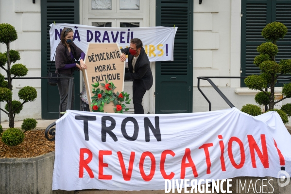Manifestation pour la révocation de Georges Tron et conseil municipal.