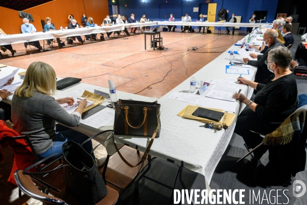 Manifestation pour la révocation de Georges Tron et conseil municipal.