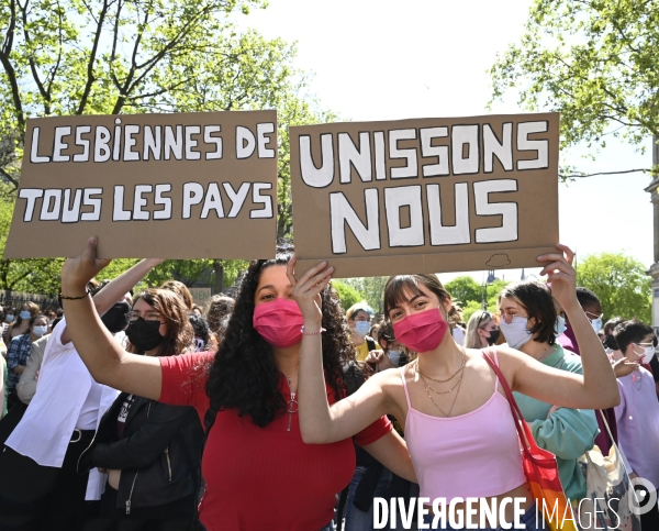 Marche lesbienne à Paris. Lesbian walk in Paris.