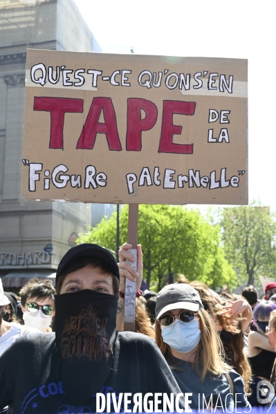 Marche lesbienne à Paris. Lesbian walk in Paris.