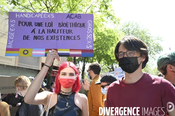 Marche lesbienne à Paris. Lesbian walk in Paris.