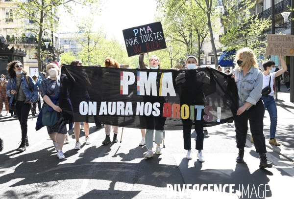 Marche lesbienne à Paris. Lesbian walk in Paris.