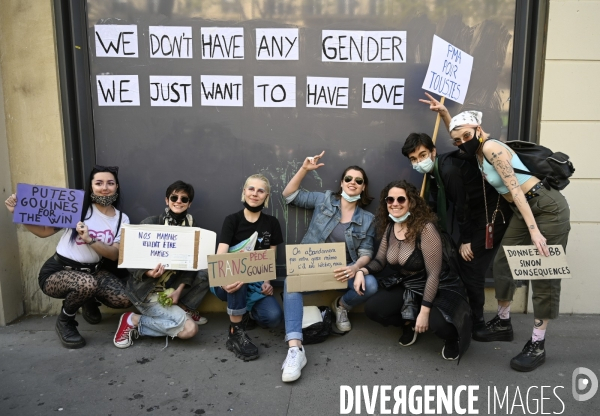 Marche lesbienne à Paris. Lesbian walk in Paris.