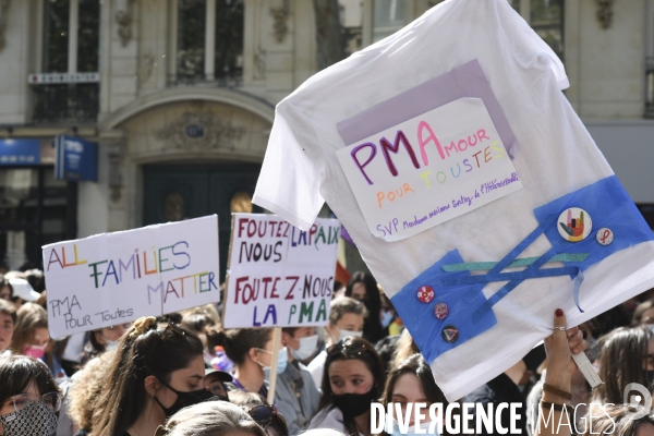 Marche lesbienne à Paris. Lesbian walk in Paris.