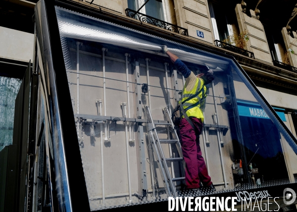 Salarié de la société Decaux installant une publicité