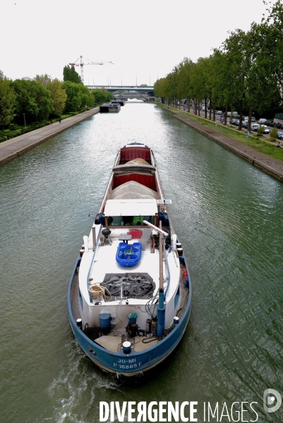 Péniche sur le canal Saint Denis