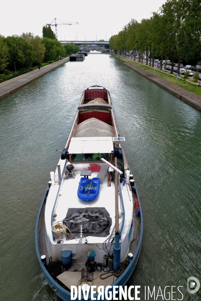 Péniche sur le canal Saint Denis