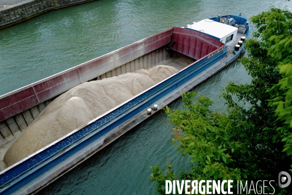 Péniche sur le canal Saint Denis