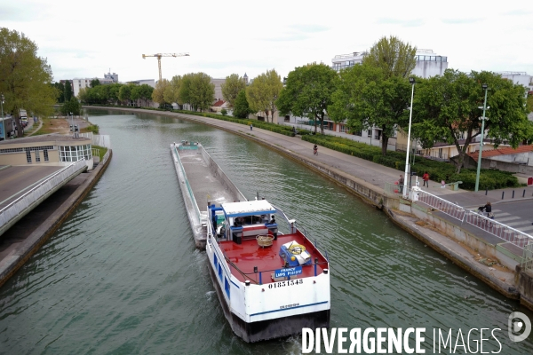 Péniche sur le canal Saint Denis