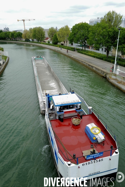 Péniche sur le canal Saint Denis