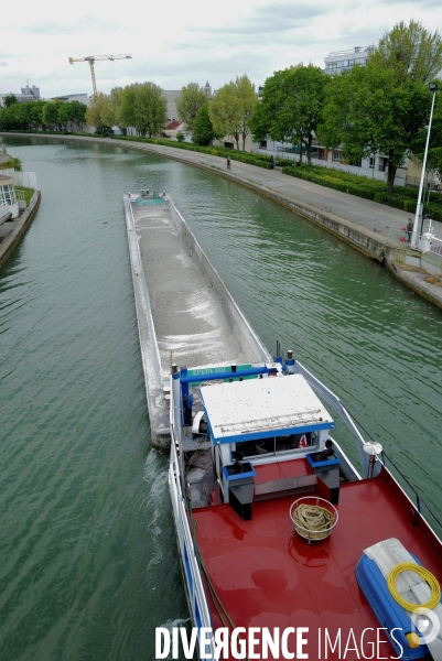 Péniche sur le canal Saint Denis