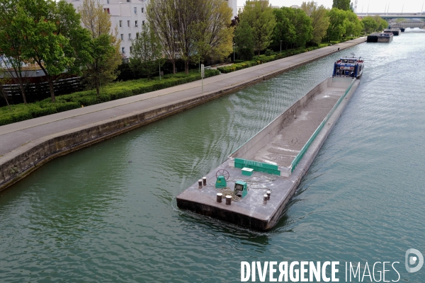 Péniche sur le canal Saint Denis