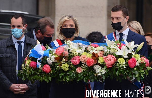 Marine Le Pen dépot de gerbe en hommage à Jeanne d arc