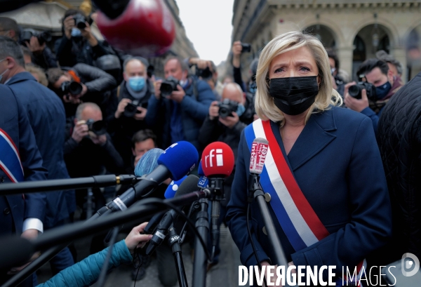 Marine Le Pen dépot de gerbe en hommage à Jeanne d arc