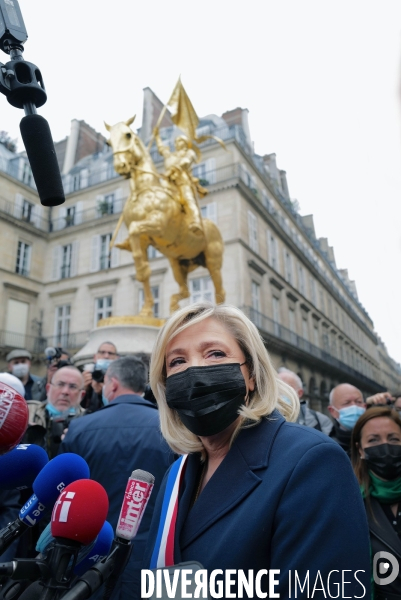 Marine Le Pen dépôt de gerbe en hommage à Jeanne d arc