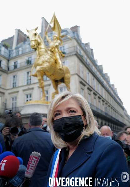 Marine Le Pen dépôt de gerbe en hommage à Jeanne d arc