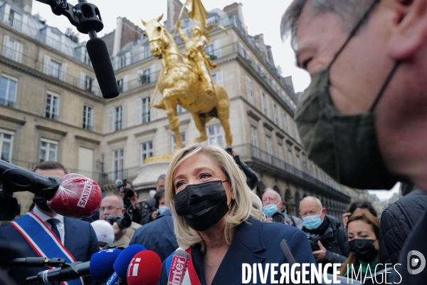 Marine Le Pen dépôt de gerbe en hommage à Jeanne d arc