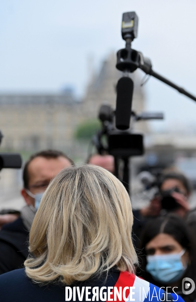 Marine Le Pen dépôt de gerbe en hommage à Jeanne d arc