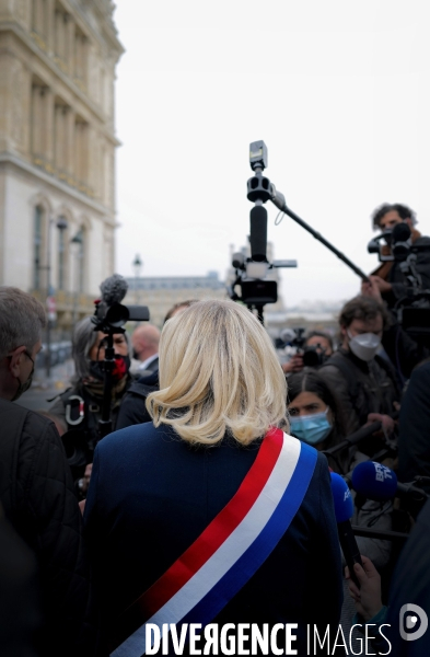 Marine Le Pen dépôt de gerbe en hommage à Jeanne d arc