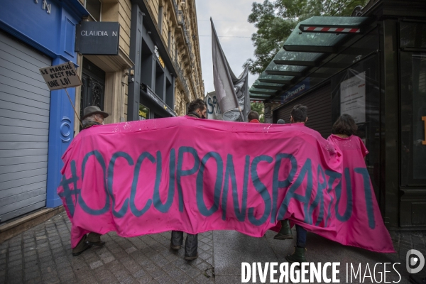 1er mai sous la pluie à Marseille