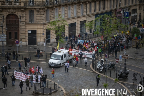 1er mai sous la pluie à Marseille