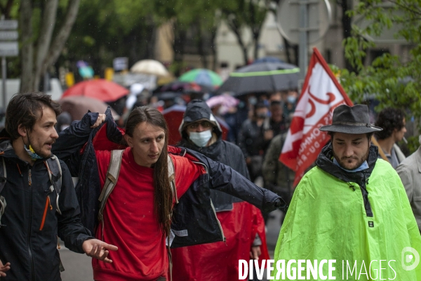 1er mai sous la pluie à Marseille