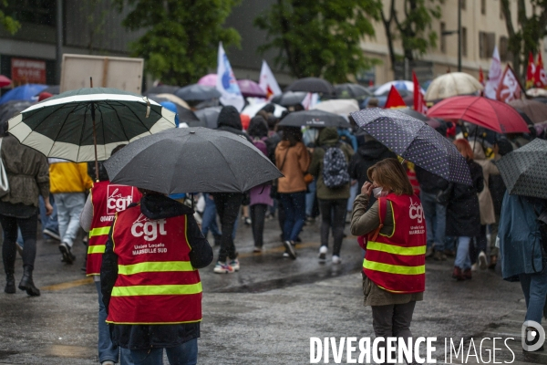 1er mai sous la pluie à Marseille