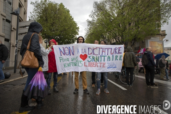 1er mai sous la pluie à Marseille